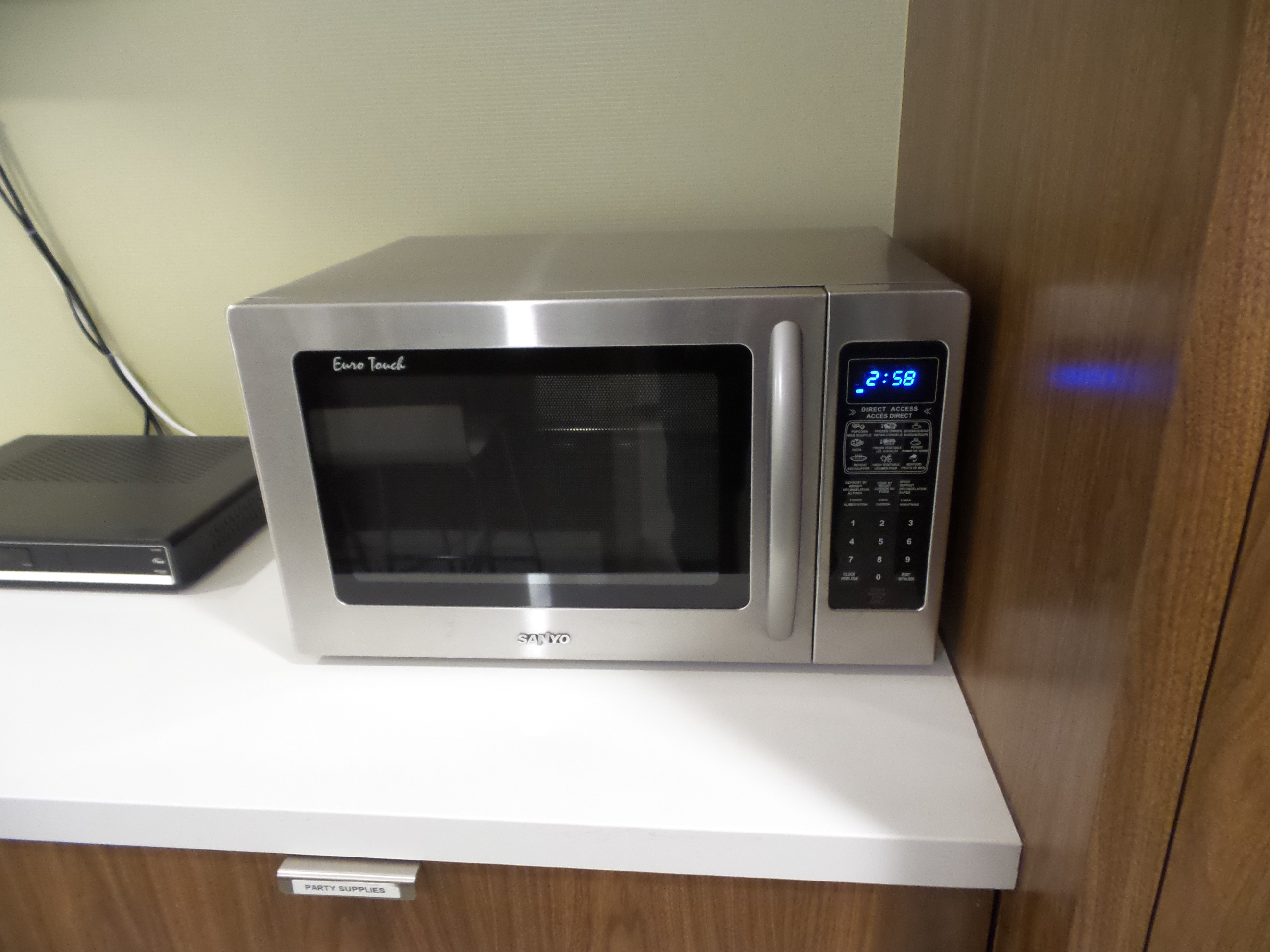 Sanyo Euro Touch Stainless Steel 0.7 cu ft 800w Microwave Oven